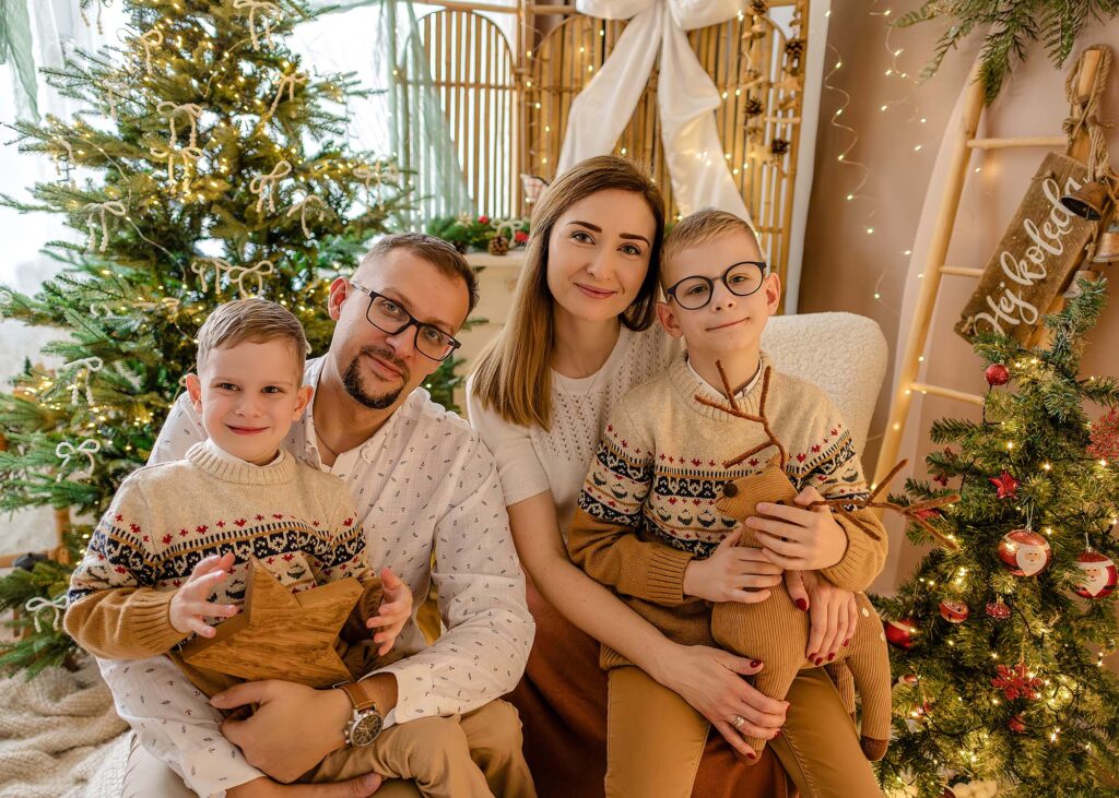 Rodzinna sesja świąteczna w Lublińcu – rodzina w jasnych i brązowych, spójnych stylizacjach